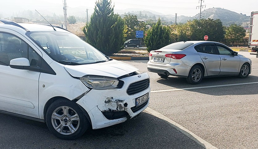 Otomobil ve hafif ticari araç çarpıştı