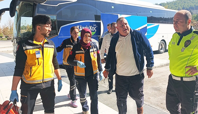 Rahatsızlanan otobüs şoförü hastaneye götürüldü