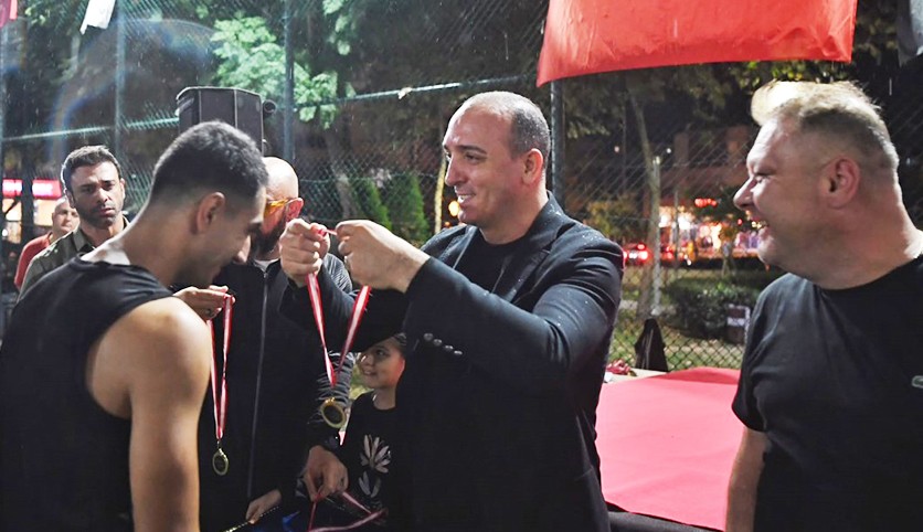 Şampiyon mahalle kupasını Başkan Kotan'dan aldı