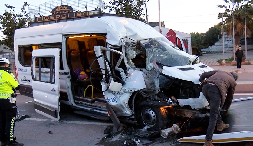 Servis minibüsü hafriyat kamyonuna çarptı: 9 yaralı