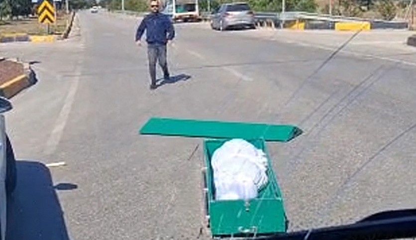 Seyir halindeki cenaze nakil aracından yola tabut düştü