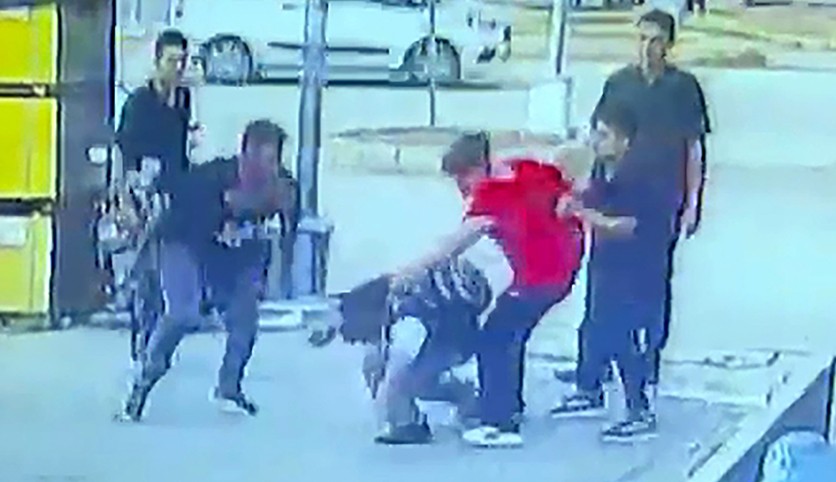 Tartıştıkları çocuğu dövüp, yerde sürüklediler