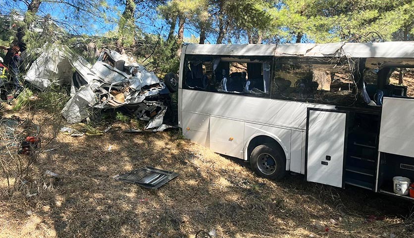 Tur otobüsüyle minibüs çarpıştı: 2 ölü, 9 yaralı