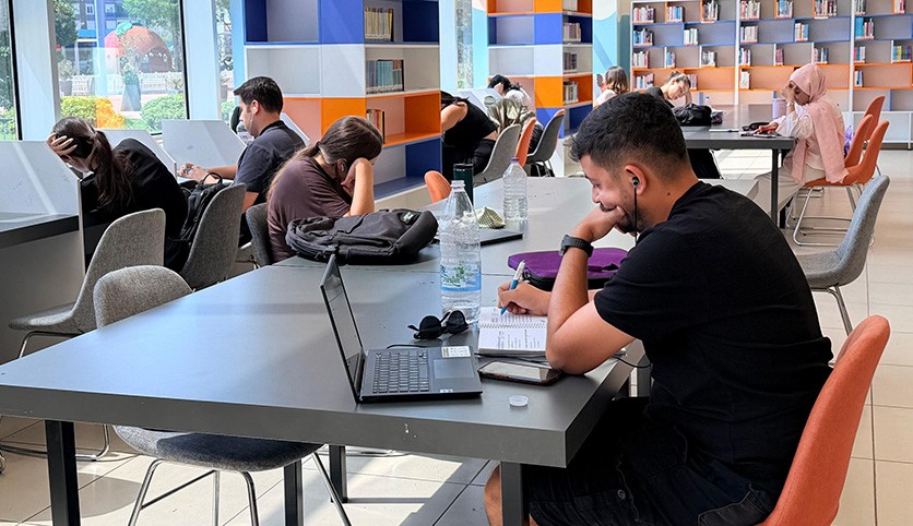 Varsak Kütüphanesi modern ve sesiz bir çalışma ortamı sunuyor