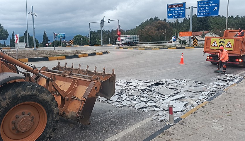 Yola granit plaka düşüren şoföre cezası