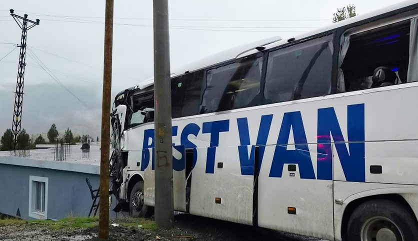 Yolcu otobüsü ile TIR çarpıştı; 1 ölü, 14 yaralı