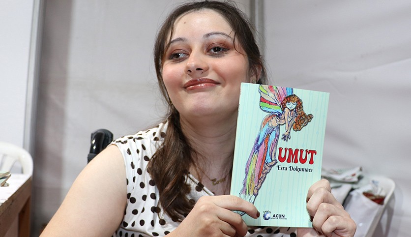 Yürüme engelli Esra, hayat hikayesini kitabı ‘Umut’ta anlattı