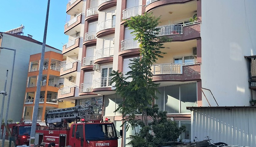 Antalya'da balkondaki yangın büyümeden söndürüldü