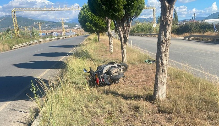Antalya'da motosiklet refüje devrildi, sürücü yaralandı