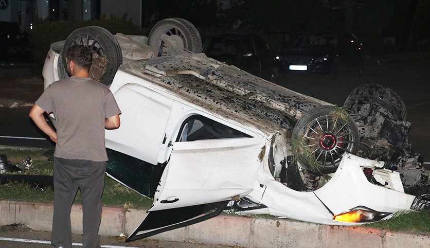 Antalya'da refüje çarpan otomobil takla attı