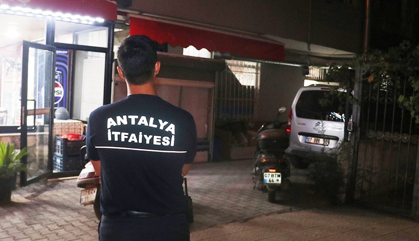 Antalya'da restoranın bacasından çıkan duman korkuttu