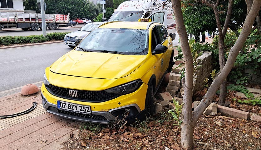 Antalya'da taksi ile ticari araç çarpıştı