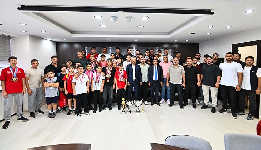 Başkan Uysal, güreşçilerle bir araya geldi