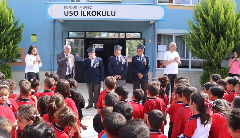 Gaziler, Burdur'da ilkokul öğrencileriyle buluştu