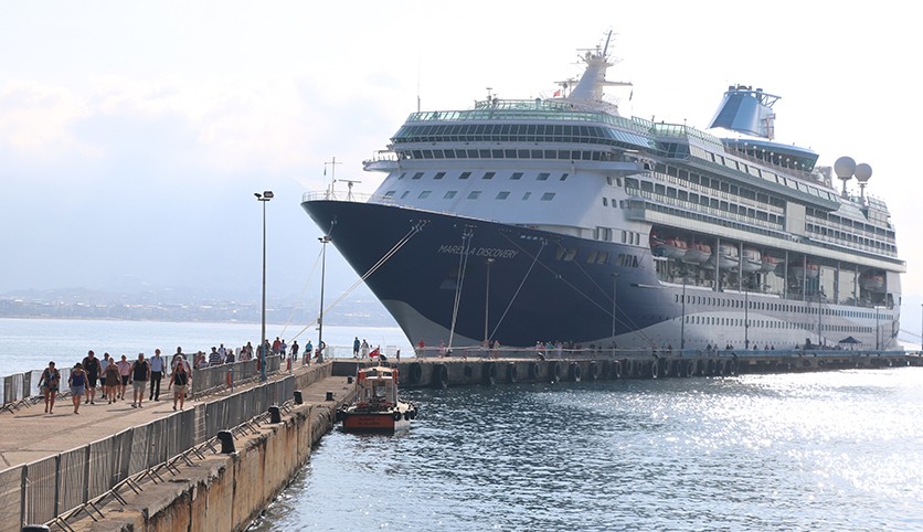 İngiliz turistler kruvaziyerle Antalya'ya geldi