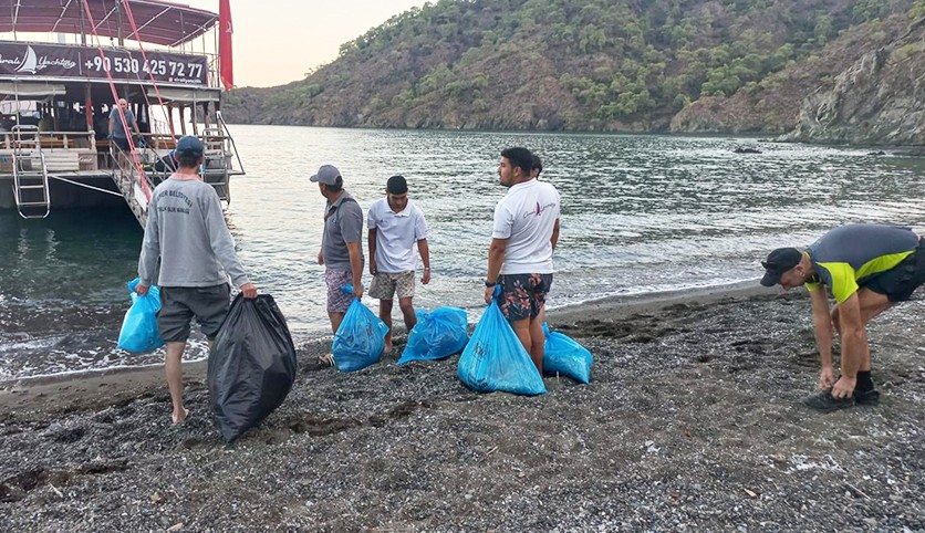Kemer'de kıyı temizliği