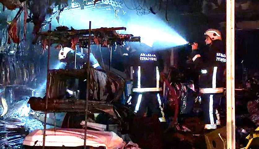 Kepez'de 2 dükkan yanıp kül oldu