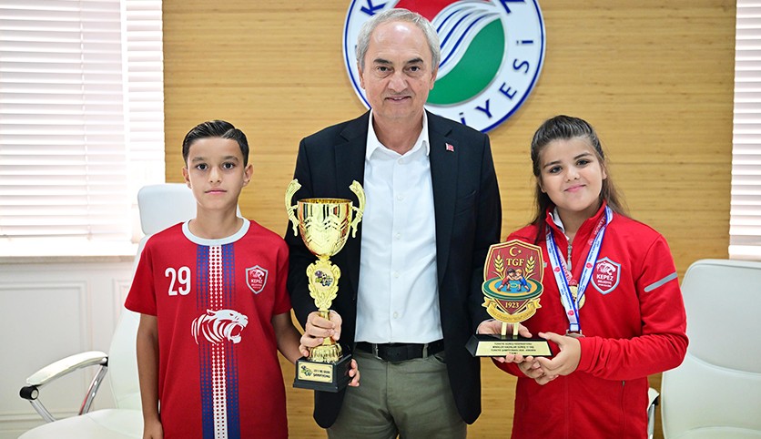 Kepez'in genç şampiyonları Başkan Kocagöz'ü ziyaret etti