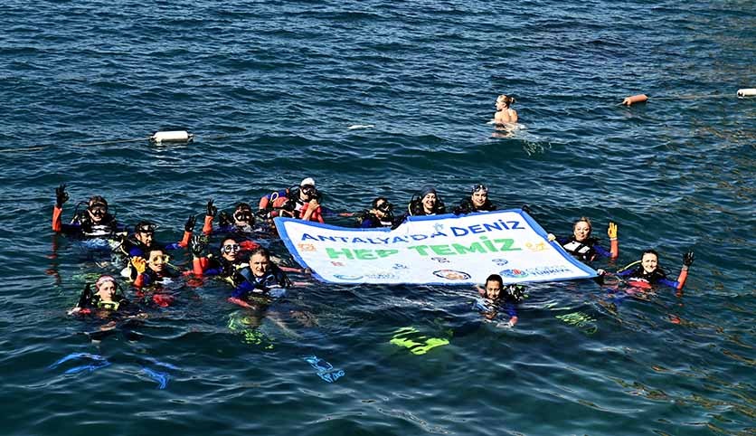 Muratpaşa’nın gönüllü dalgıçları deniz dibi temizliğinde