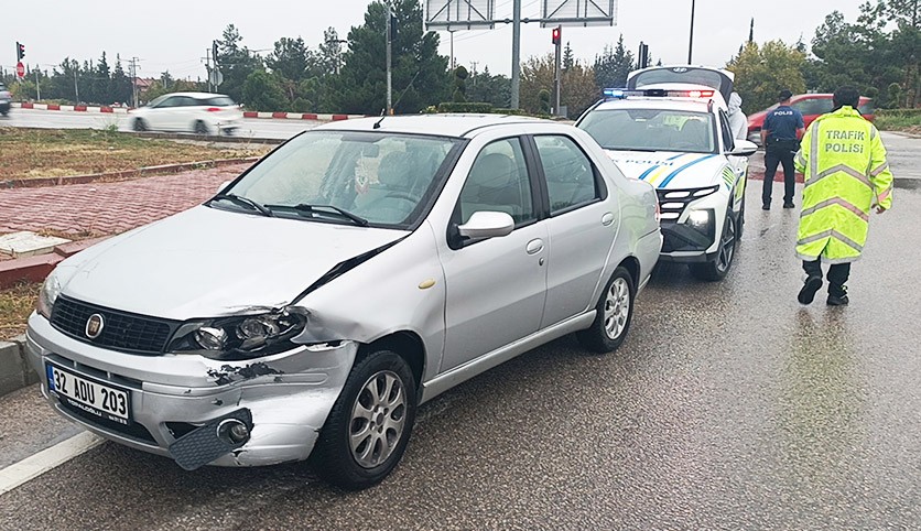 Otomobiller kavşakta çarpıştı