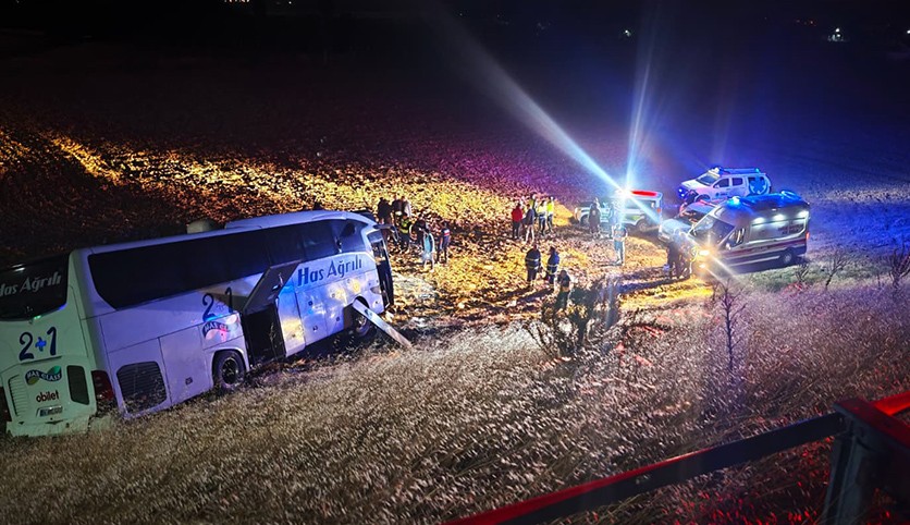 Yolcu otobüsü şarampole uçtu: 24 yaralı