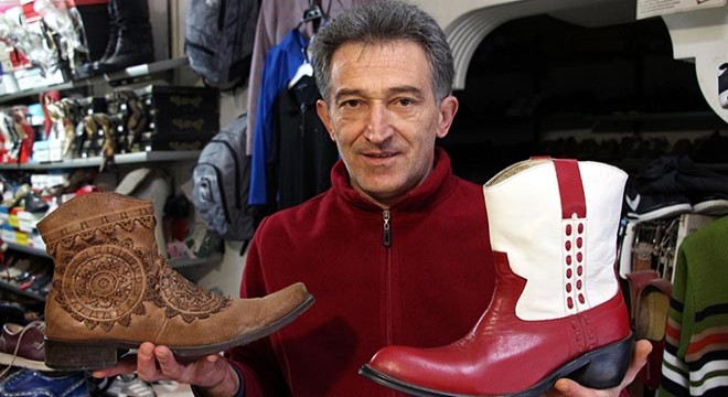 25 yıldır özel tasarım ayakkabıları biriktiriyor