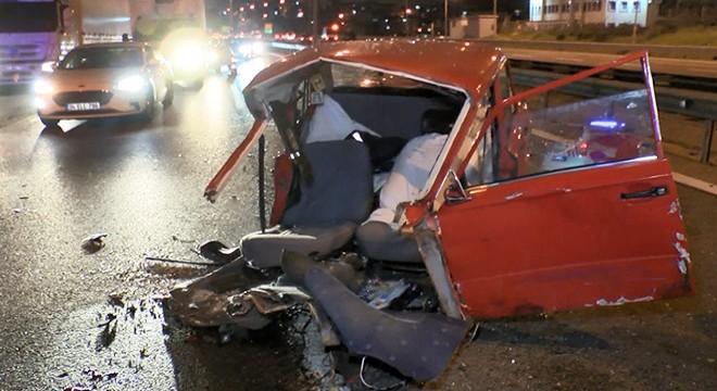 3 araca çarpan otomobil ikiye bölündü: 2 yaralı