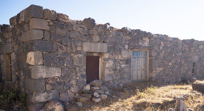 3 bin 300 yıllık yazıtı kapı sövesi yapmışlar