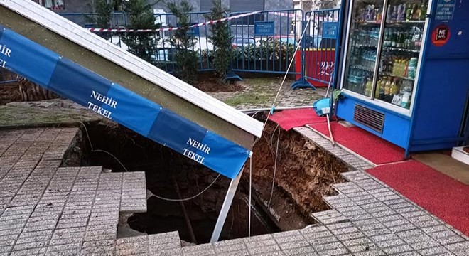 3 katlı binanın önünde çökme