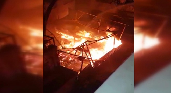 3 katlı restoranda patlama sonrası yangın