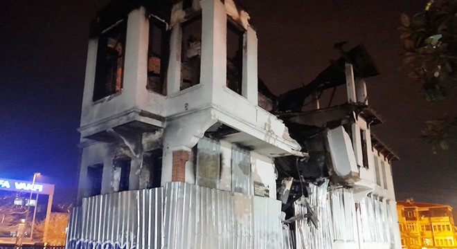 3 katlı tarihi bina kısmen çöktü