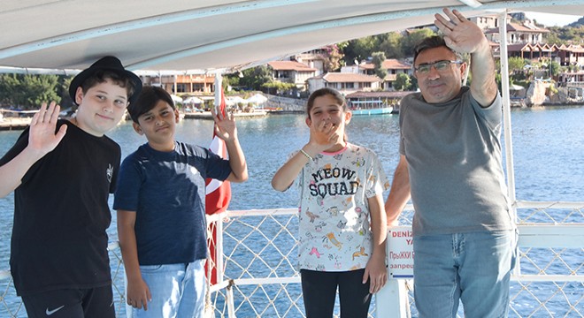 3 öğrenci, okul için her gün 20 mil deniz yolculuğu yapıyor