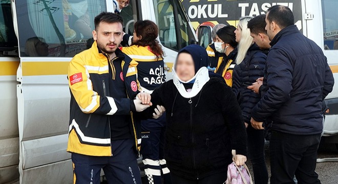 3 servis minibüsü çarpıştı; 15 yaralı