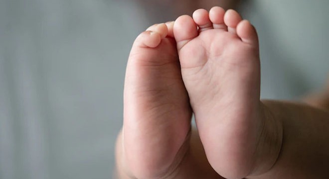 3 günlük bebeğini çöp konteynerine attı