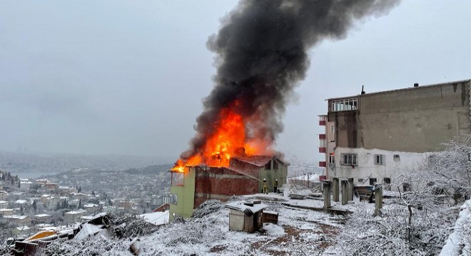 3 katlı binanın çatısı alev alev yandı