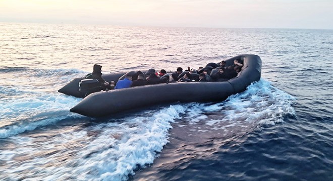 3 lastik botta 93 kaçak göçmen yakalandı