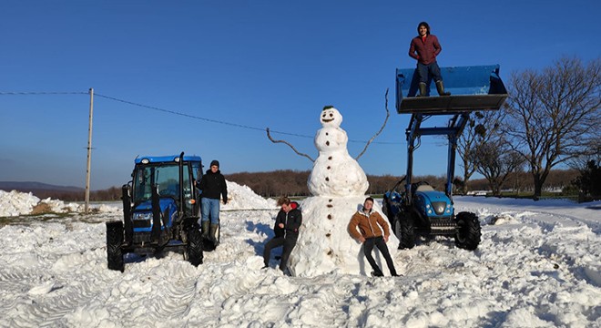 3 saatte 4 metre boyunda kardan adam yaptılar