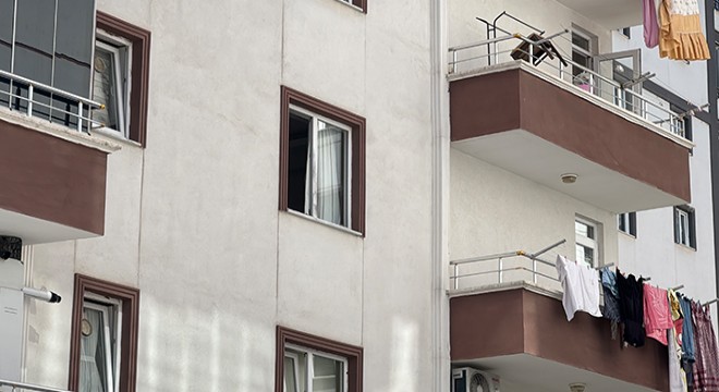 Perde takarken 3. kattan düştü