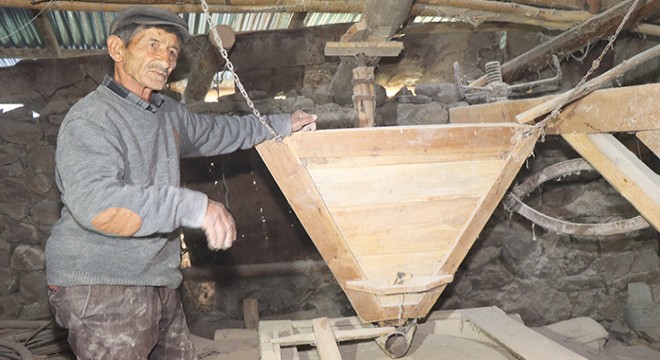 300 yıllık su değirmeninde buğday öğütüyor