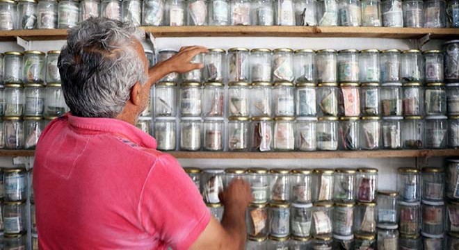 31 yılda 200 ülkeye ait 4 ton para topladı