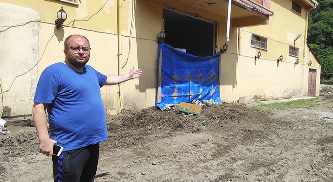 32 çalışanının sele kapılmasını önledi