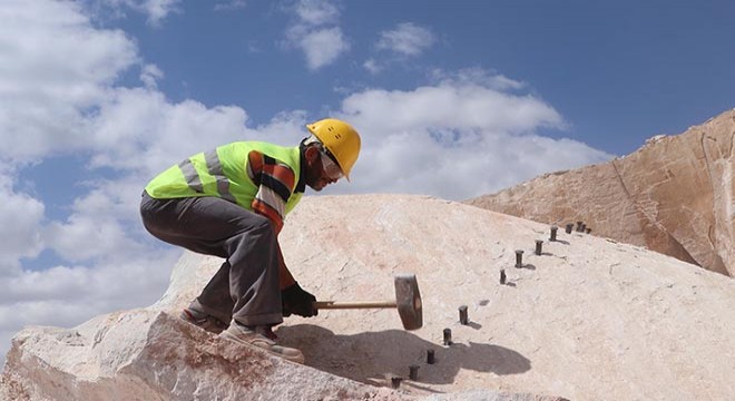 35 derece sıcakta tonlarca ağırlıktaki taşa şekil veriyor