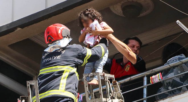 Binada çıkan yangında 5 kişi dumandan etkilendi
