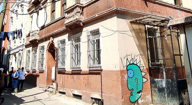 4. kattan düşen Ayşenaz, 2 duvar arasında sıkıştı