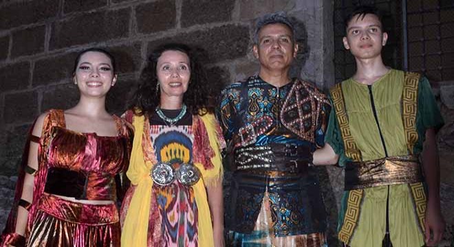 4 kişilik aile, 'Troya' gösterisinde birlikte sahneye çıktı