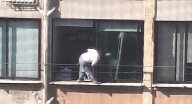 4'üncü kat pencere pervazında ölümüne temizlik