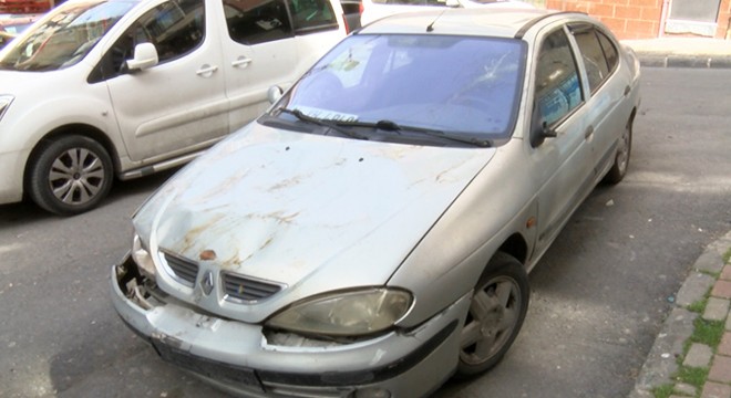 4 yıl arayla çatıdan düşen parçalar aynı araca hasar verdi