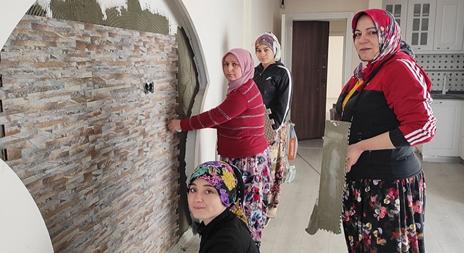 4 kadın inşaatlarda çalışıp, seramik kaplıyor