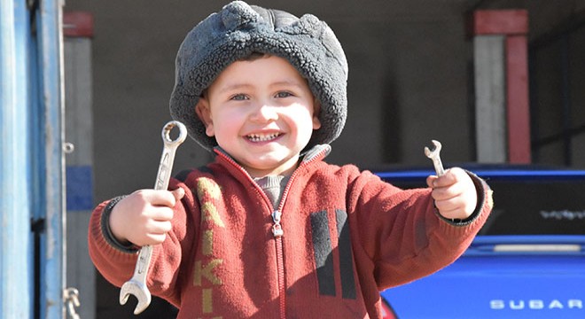 4 yaşındaki Miraç, babasının yanında sanayinin maskotu oldu
