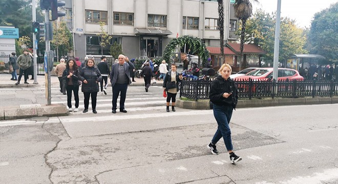 45 dakikada ışık ihlalinden 75 yayaya ceza
